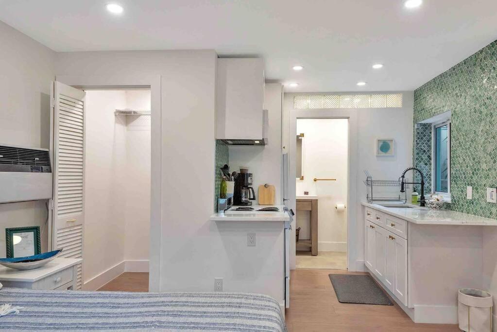 Charming Studio W Pool One Mile To Beach Pets Welcome Lake Worth Beach Dış mekan fotoğraf